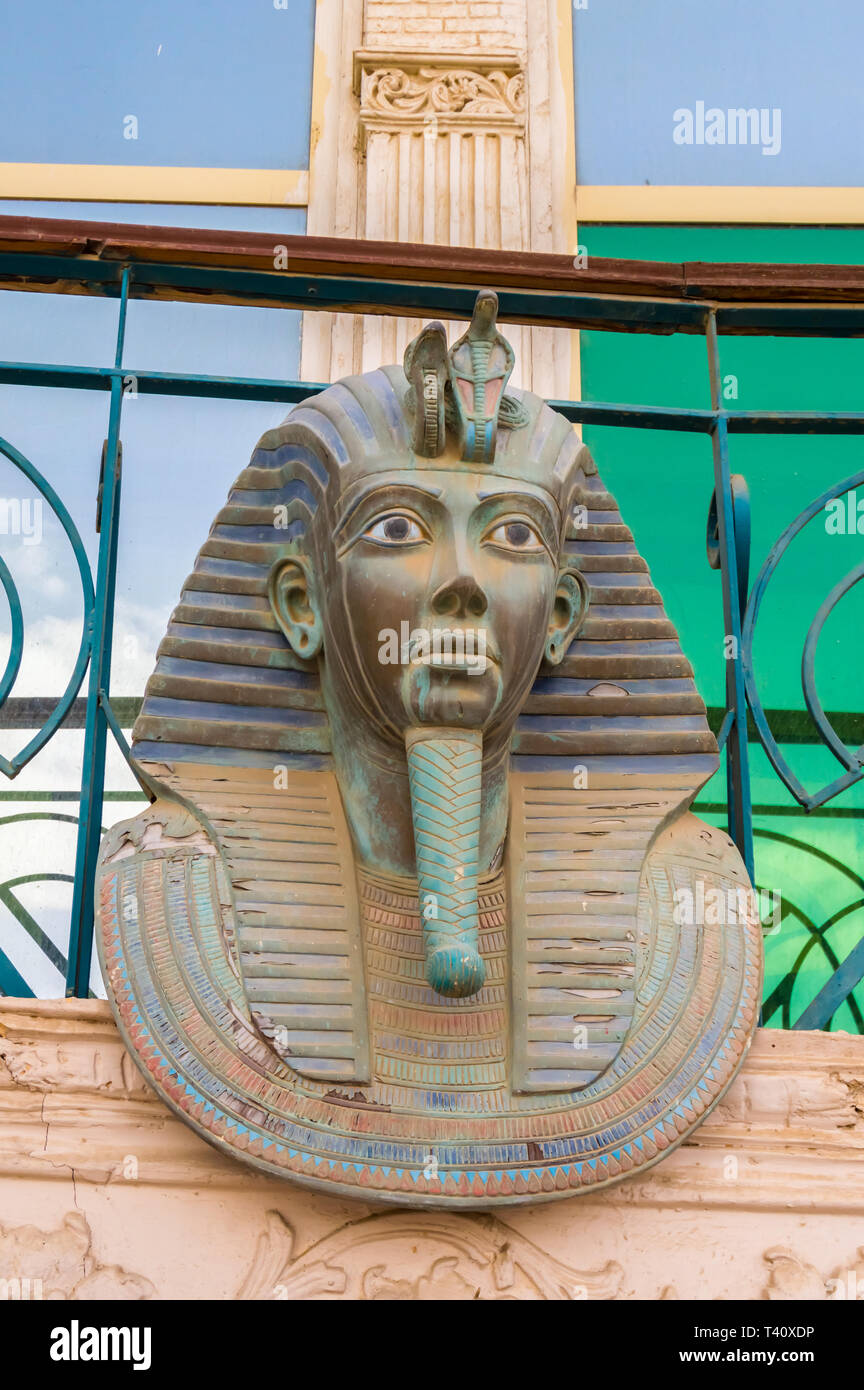 La reproduction de la tête du sarcophage de Toutankhamon sur un balcon d'un hotel à Hurghada en Egypte Banque D'Images