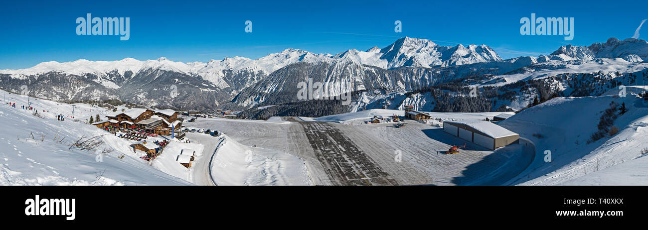 Vue panoramique de l'aéroport de petit landscpae altiport de piste sur le côté d'une chaîne de montagnes des Alpes couvertes de neige en hiver Banque D'Images