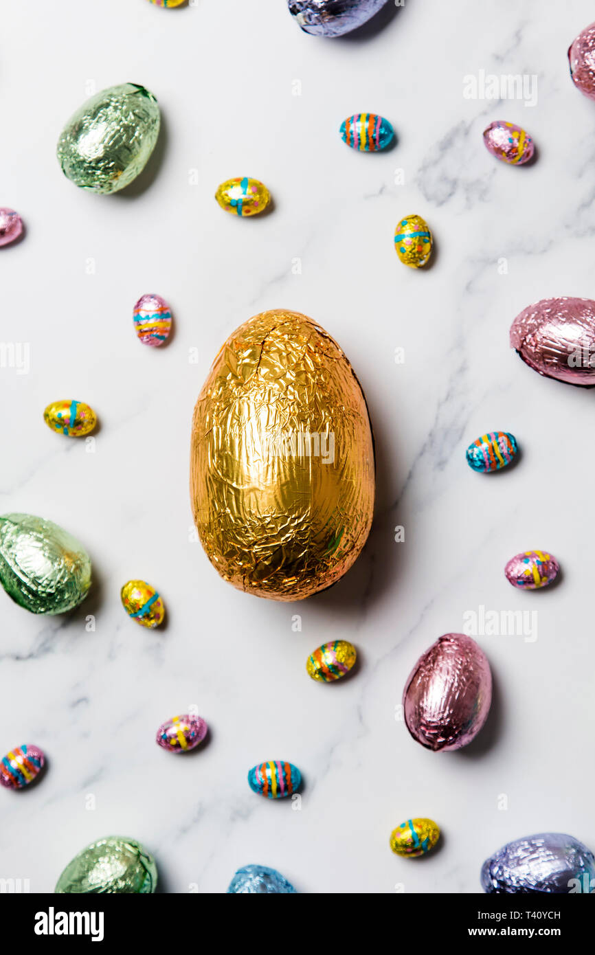Gâteries au chocolat oeufs de pâques enveloppés de papier métallique de couleur brillant Banque D'Images