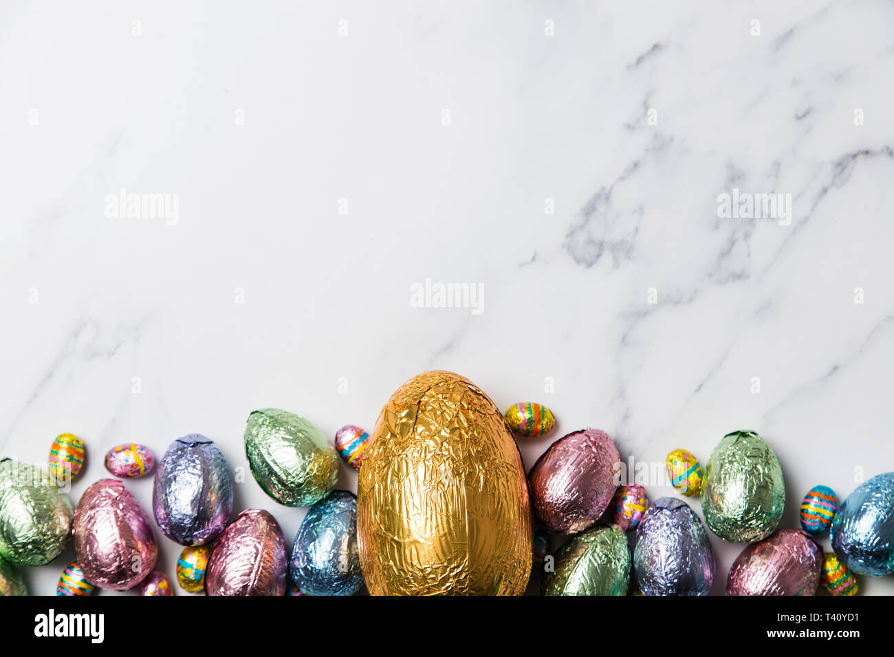 Gâteries au chocolat oeufs de pâques enveloppés de papier métallique de couleur brillant Banque D'Images