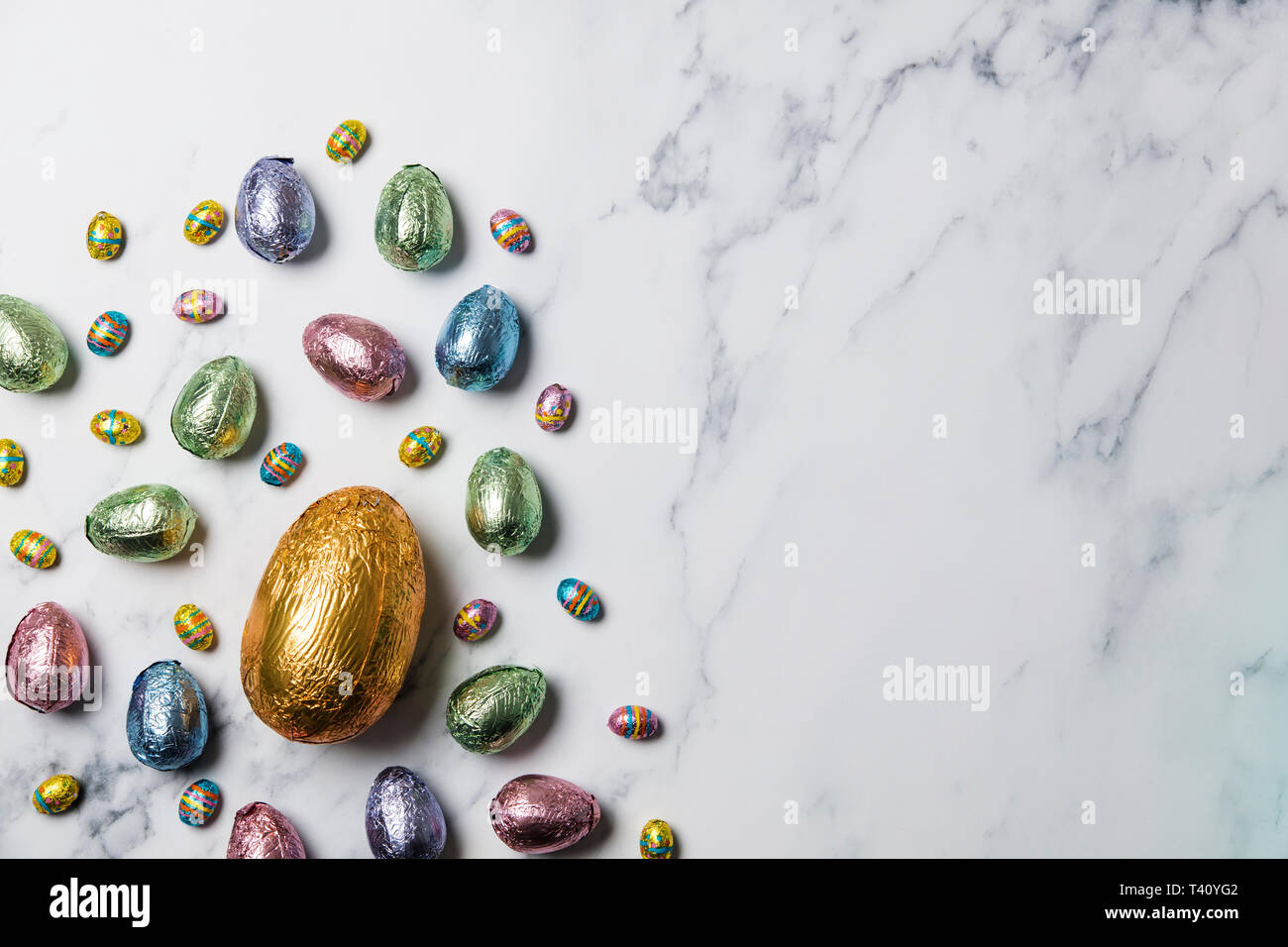 Gâteries au chocolat oeufs de pâques enveloppés de papier métallique de couleur brillant Banque D'Images