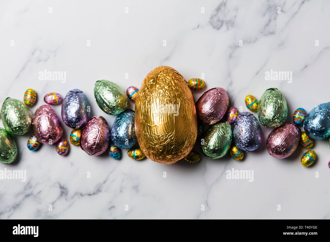 Gâteries au chocolat oeufs de pâques enveloppés de papier métallique de couleur brillant Banque D'Images