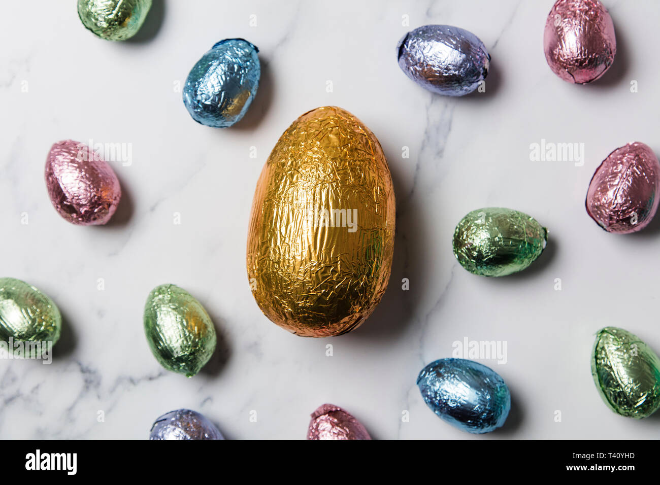 Gâteries au chocolat oeufs de pâques enveloppés de papier métallique de couleur brillant Banque D'Images