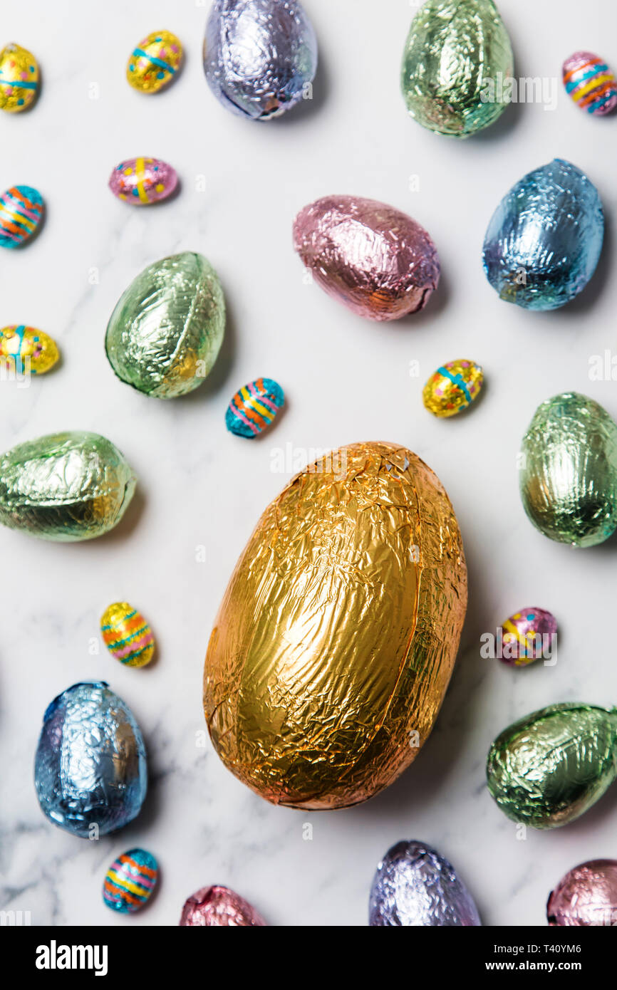 Gâteries au chocolat oeufs de pâques enveloppés de papier métallique de couleur brillant Banque D'Images
