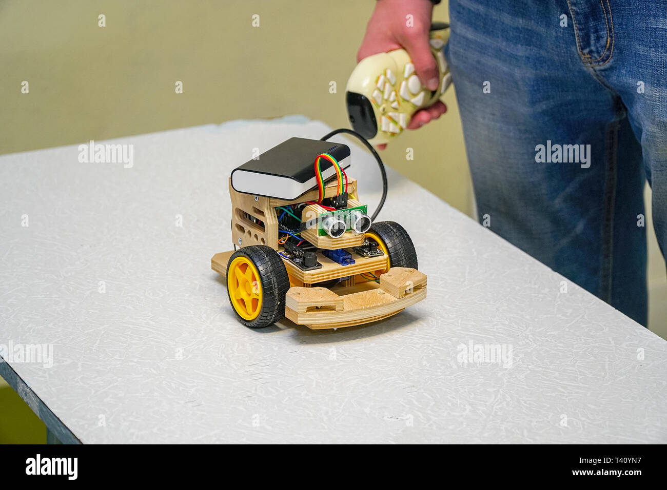 Le modèle de dessins faits à la main de la machine ou de voiture avec télécommande. La modélisation Banque D'Images