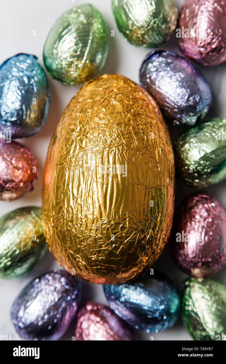 Gâteries au chocolat oeufs de pâques enveloppés de papier métallique de couleur brillant Banque D'Images