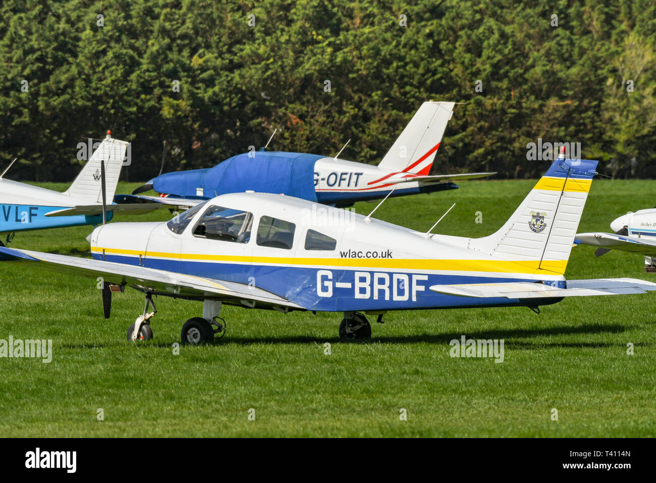 WHITE WALTHAM, ANGLETERRE - Mars 2019 : Piper PA28 Cherokee Warrier du West London Aero Club à White Waltham aérodrome. Banque D'Images