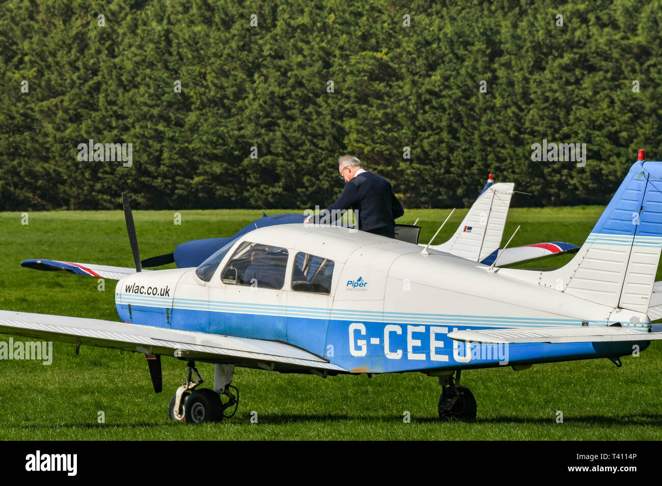 WHITE WALTHAM, ANGLETERRE - Mars 2019 : Personne d'entrer dans un avion léger Piper à l'ouest de Londres Aero Club à White Waltham aérodrome. Banque D'Images