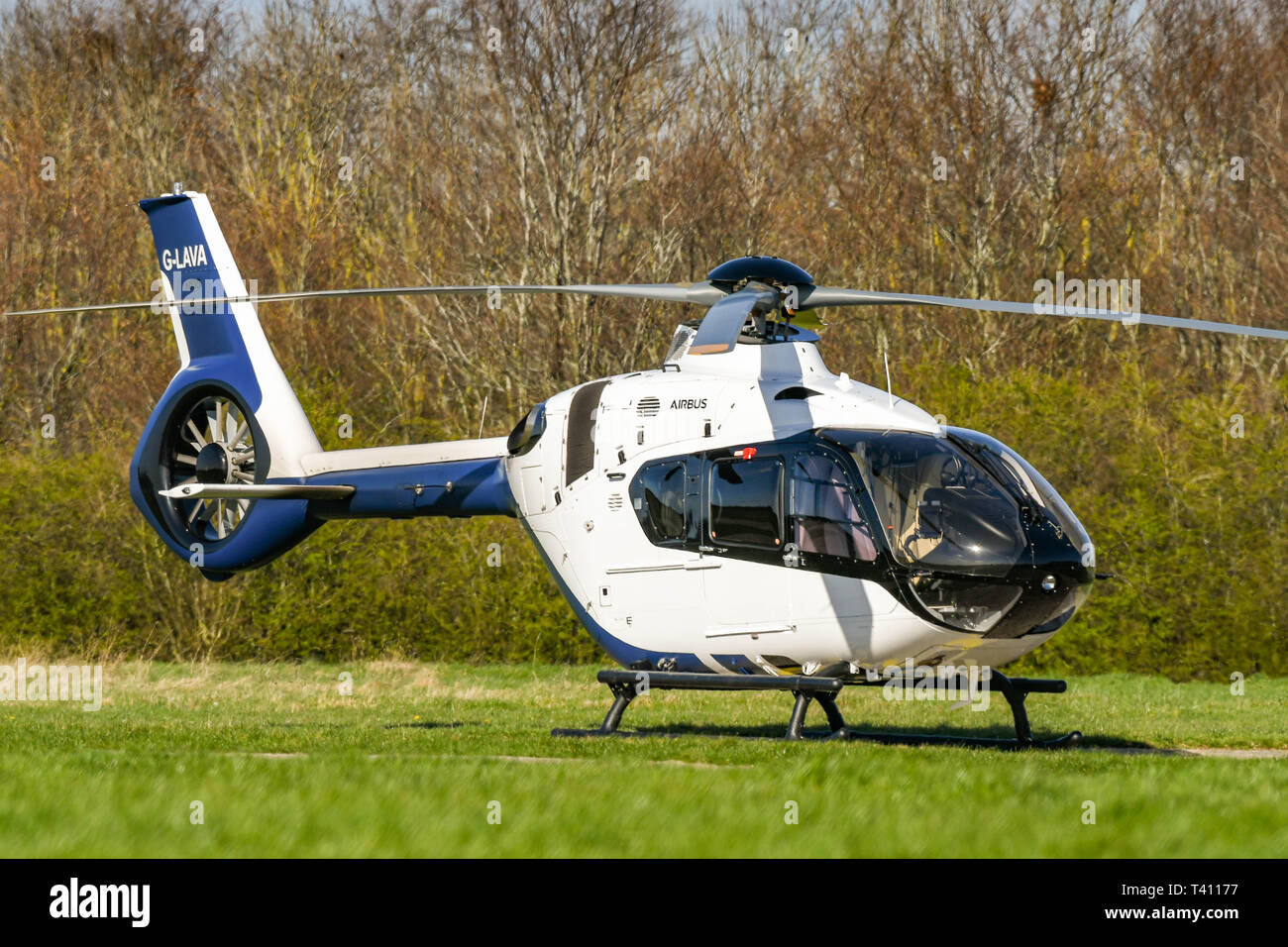 HIGH WYCOMBE, EN ANGLETERRE - Mars 2019 : Airbus Helicopters hélicoptère H135 sur le sol à Wycombe Air Park. Banque D'Images