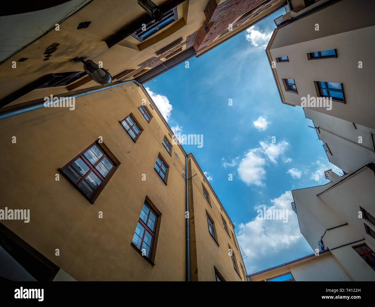 Maisons anciennes tourné vers le haut vers le ciel bleu Banque D'Images