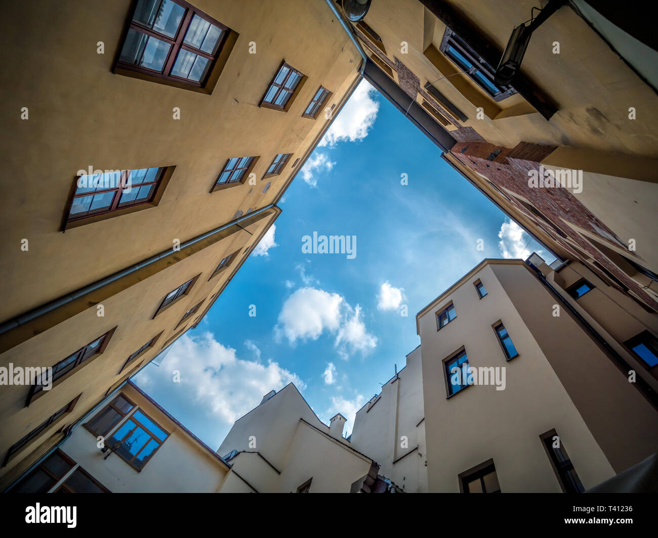 Maisons anciennes tourné vers le haut vers le ciel bleu Banque D'Images