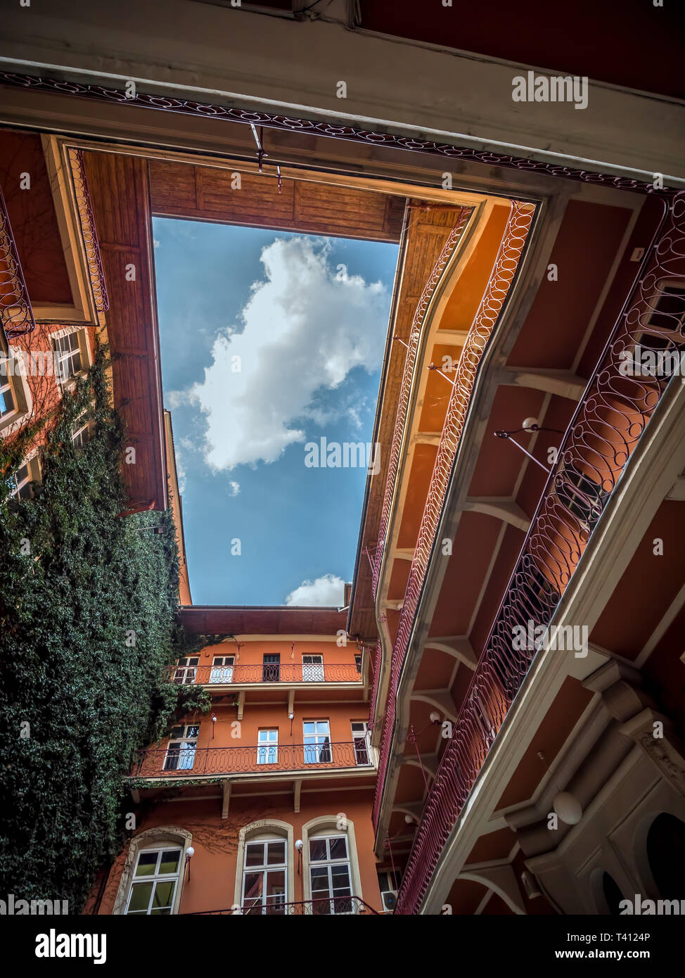 Maisons anciennes tourné vers le haut vers le ciel bleu Banque D'Images