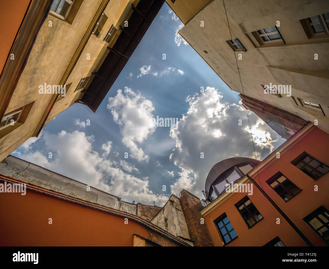 Maisons anciennes tourné vers le haut vers le ciel bleu Banque D'Images