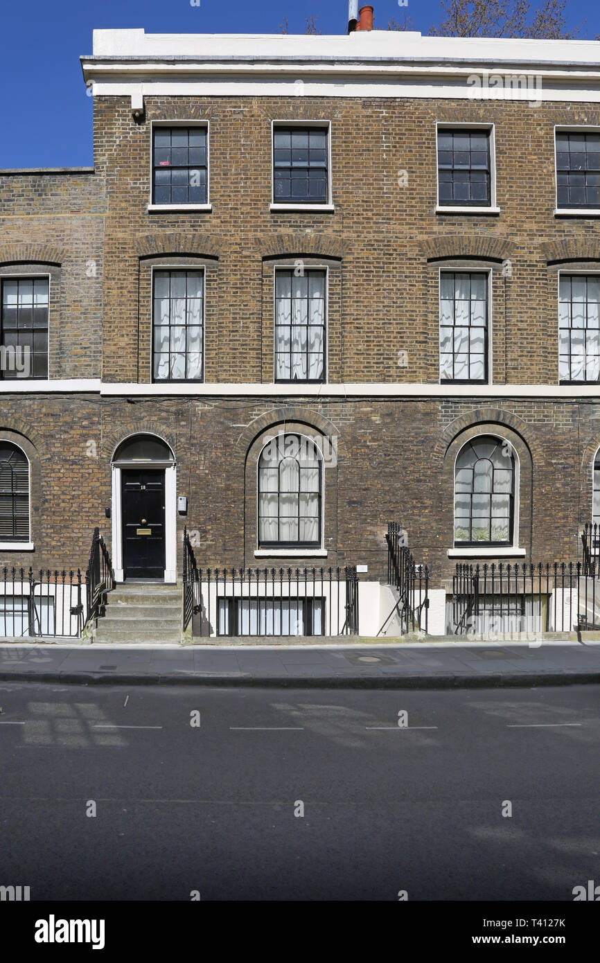 Une rangée de maisons mitoyennes de style victorien d'origine sur Falmouth Street, Londres, Royaume-Uni. Banque D'Images