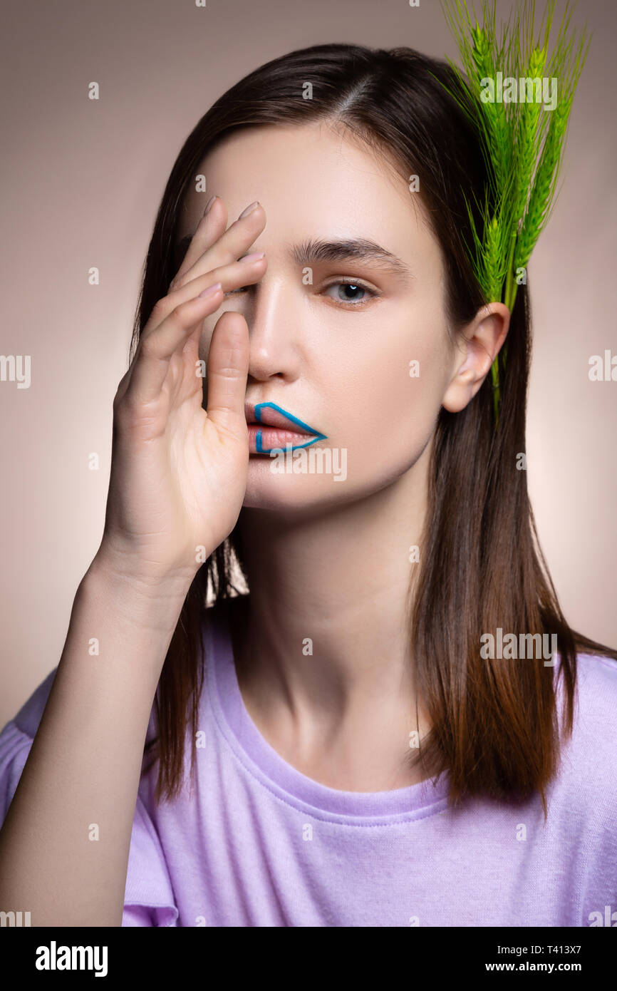 Modèle professionnel avec les lèvres bleues qui pose pour le magazine écologique Banque D'Images