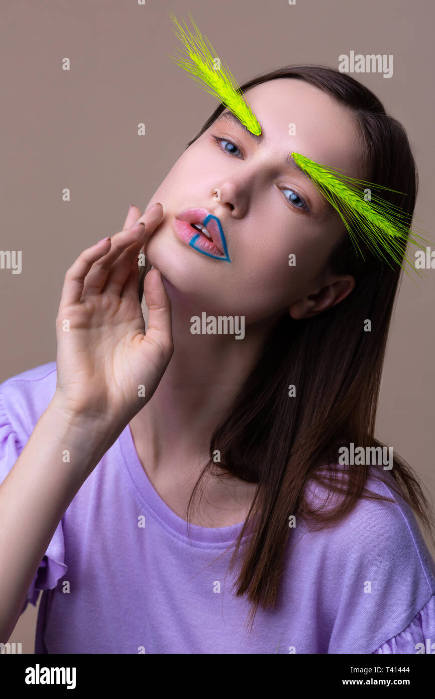 Model posing pour couverture de magazine avec l'écologie sur les sourcils d'épillets Banque D'Images