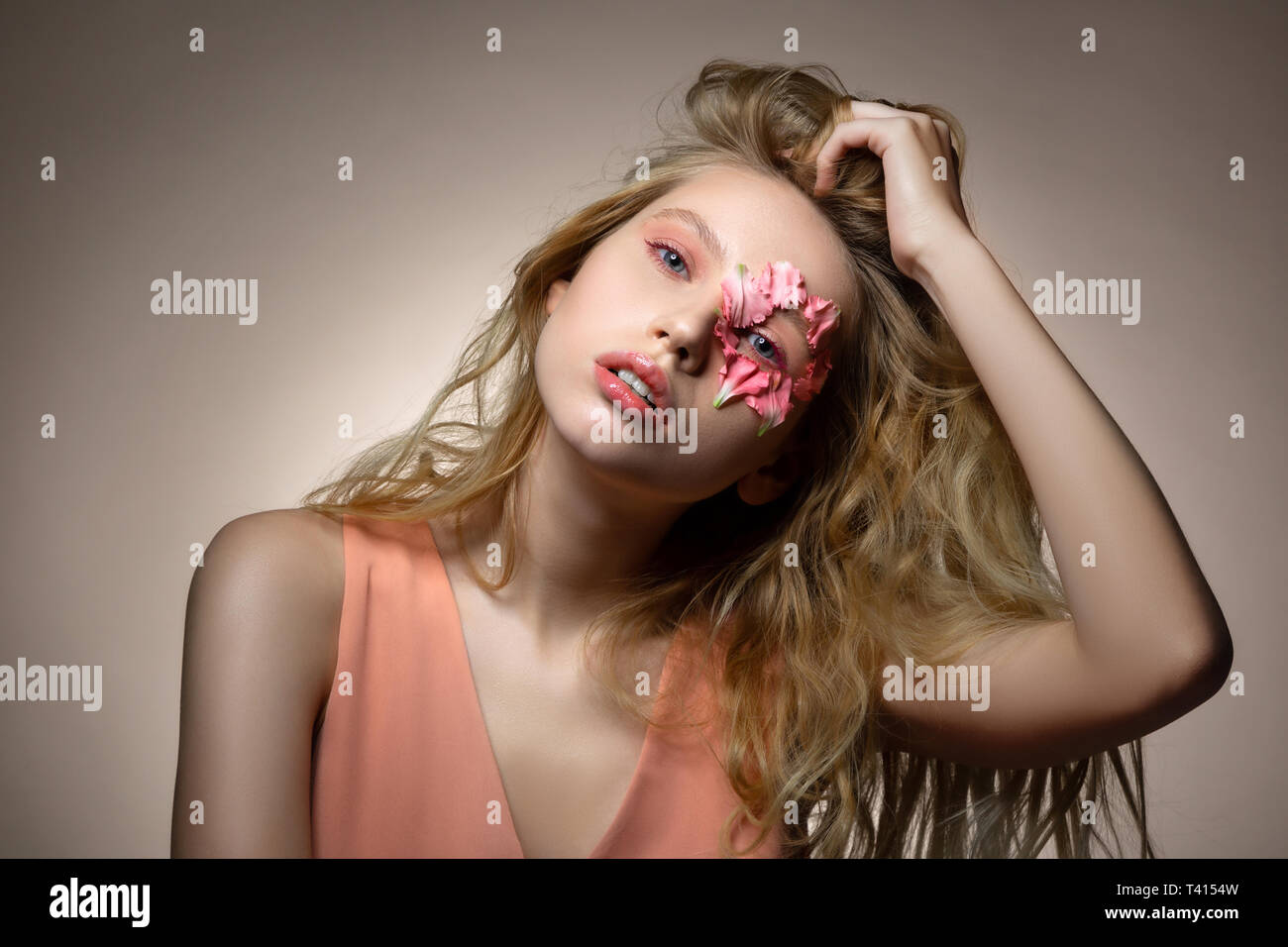 Blue-eyed model avec lèvres roses se coiffer tout en se posant Banque D'Images