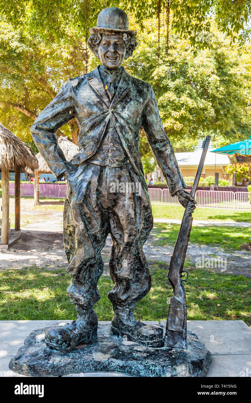 Miami, USA - 10. Avril 2014 : cette statue de bronze à Charlie Chaplin est l'une des neuf œuvres de Bayfront Park pour Art Basel. L'exposition intitulée La guerre t Banque D'Images