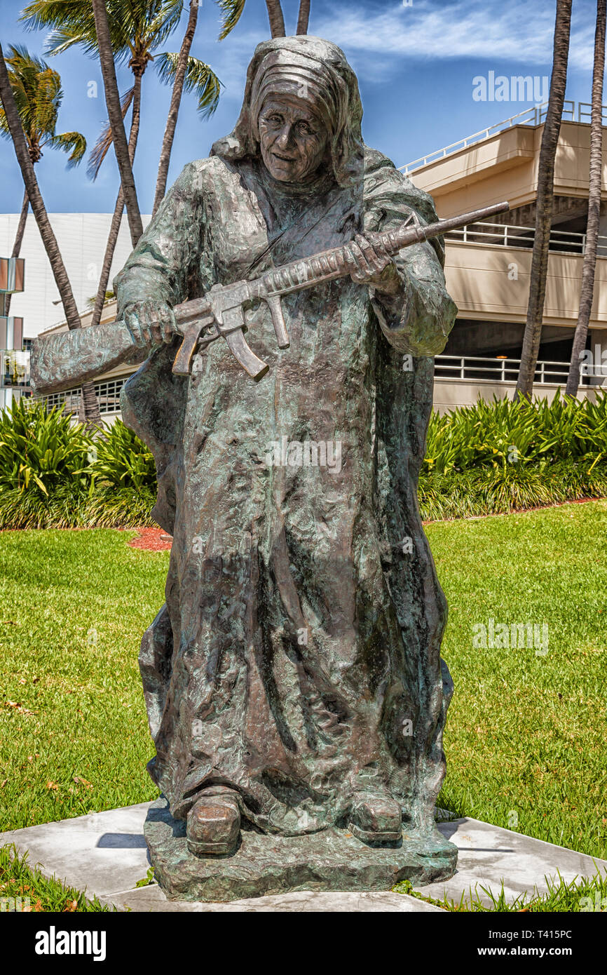 Miami, USA - 10. Avril 2014 : cette statue de bronze à mère Teresa est l'une des neuf œuvres de Bayfront Park pour Art Basel. L'exposition intitulée La Guerre à Banque D'Images