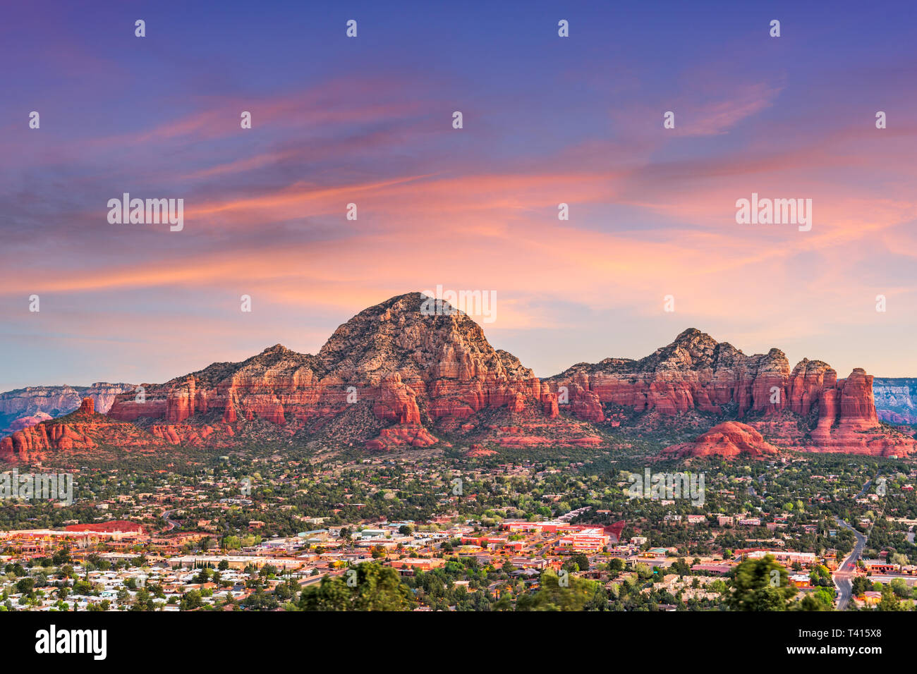 Sedona, Arizona, USA sur le centre-ville et les montagnes. Banque D'Images