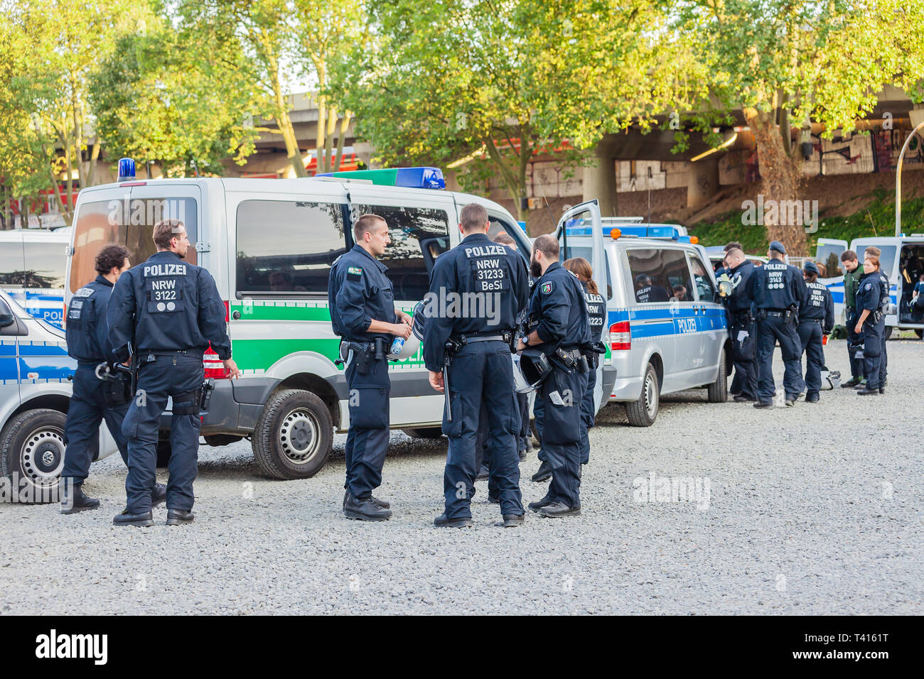 Cologne, Allemagne - 24 septembre 2016 : policiers et policières dans le cadre d'une action devant le parc des expositions de Cologne. Banque D'Images