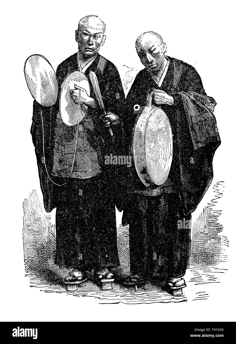 Chinese ménestrels jouant des instruments à percussion : gong et cymbale, gravure d'époque Banque D'Images