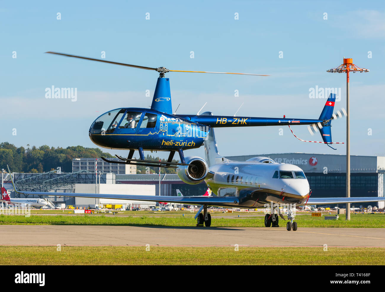 Un Robinson R44 Raven II hélicoptère à l'atterrissage à l'aéroport de Zurich Banque D'Images
