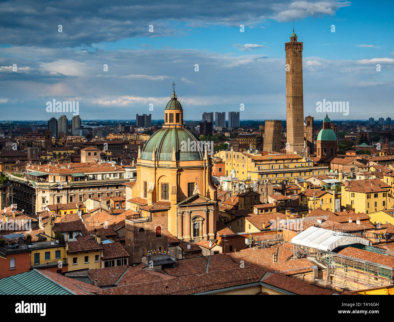 Toits de Bologne - vue sur les toits de Bologne, dans le centre de Bologna Italie à partir de la terrasse de la Basilique de San Petronio, dans le centre de Bologne. Banque D'Images