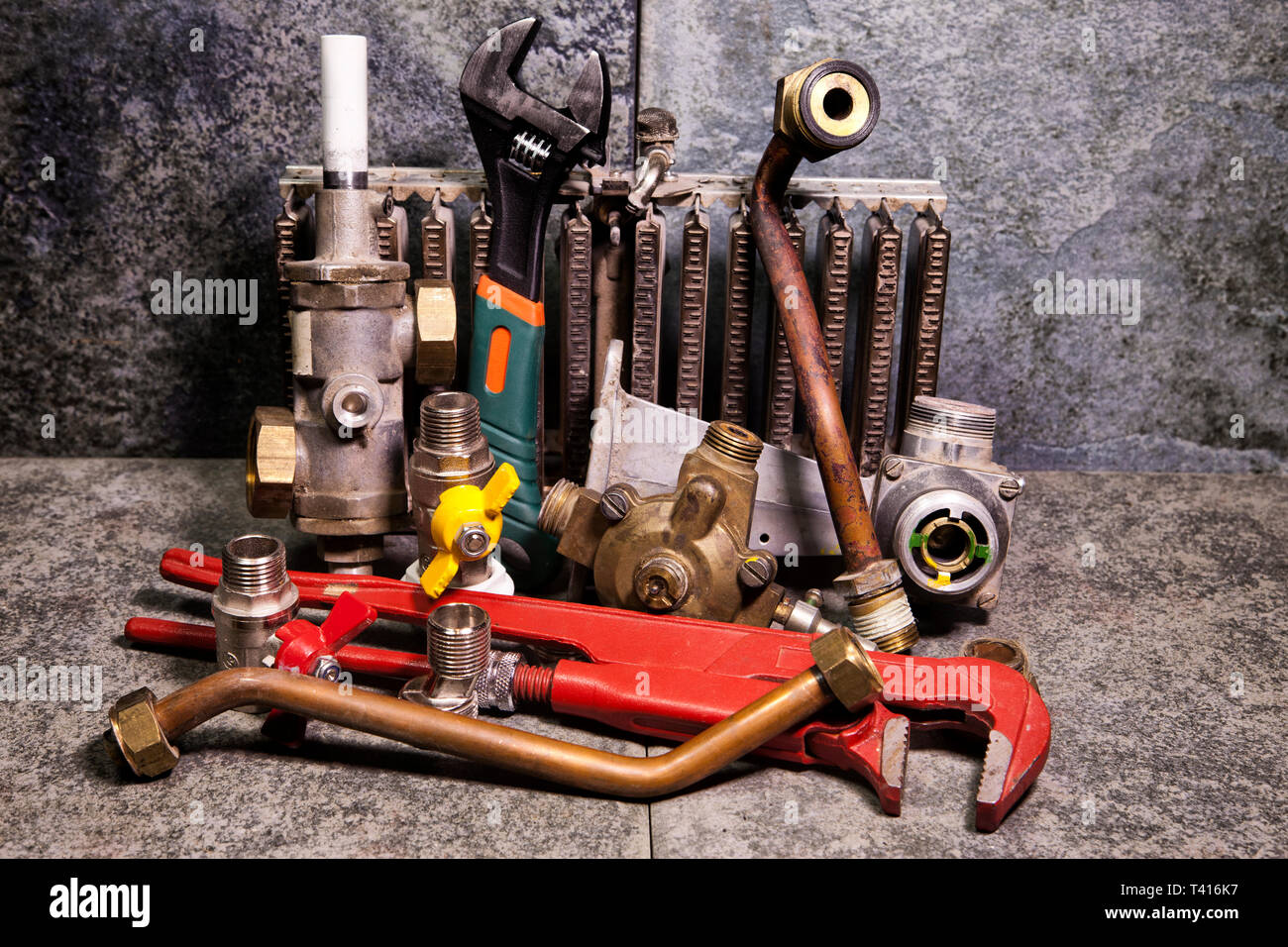 La partie de chaudière à gaz, raccords d'eau et une clé réglable Banque D'Images