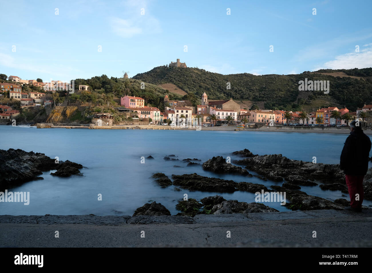 Homme debout au bord de la mer, Collioure, Pyrénées-Orientales, France Banque D'Images