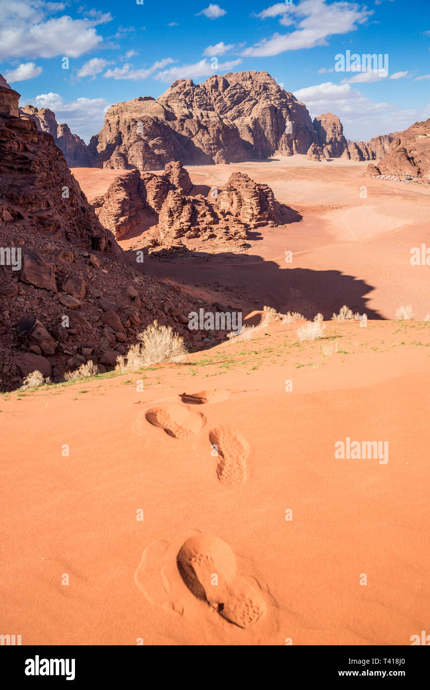 Des traces de pas dans le sable, Wadi Rum, Jordanie Banque D'Images