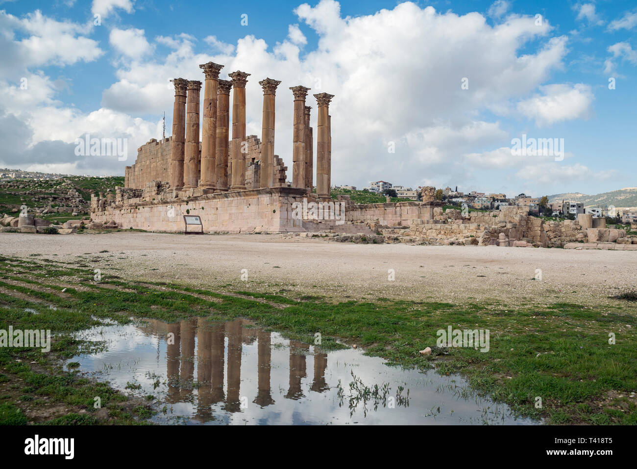 Temple d'Artemis reflet dans une flaque, Jerash, Jordanie Banque D'Images