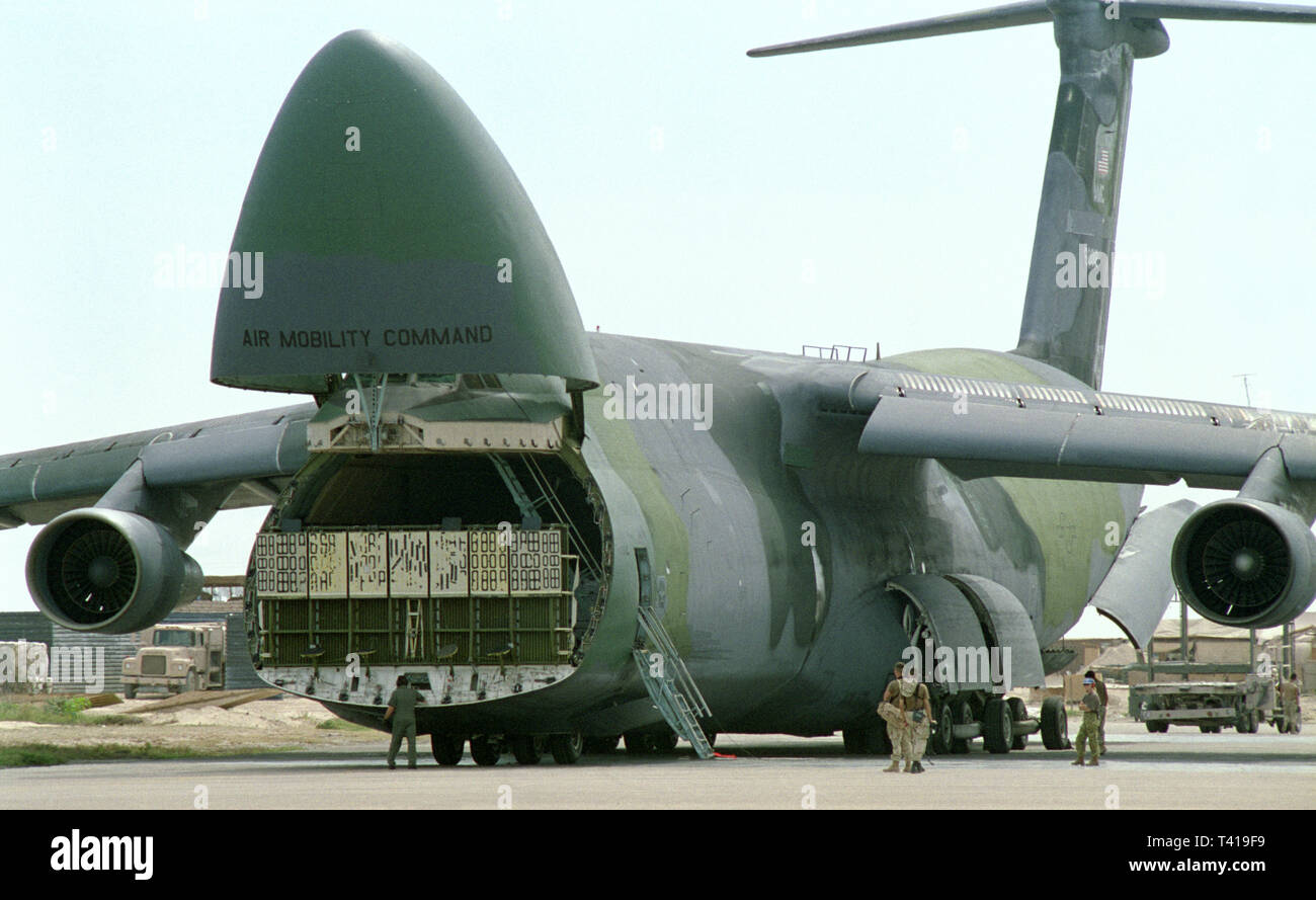 30 octobre 1993 UN avion de transport militaire de l'USAF Lockheed C-5 Galaxy du Commandement de la mobilité aérienne stationné à l'aéroport de Mogadiscio, en Somalie. Banque D'Images