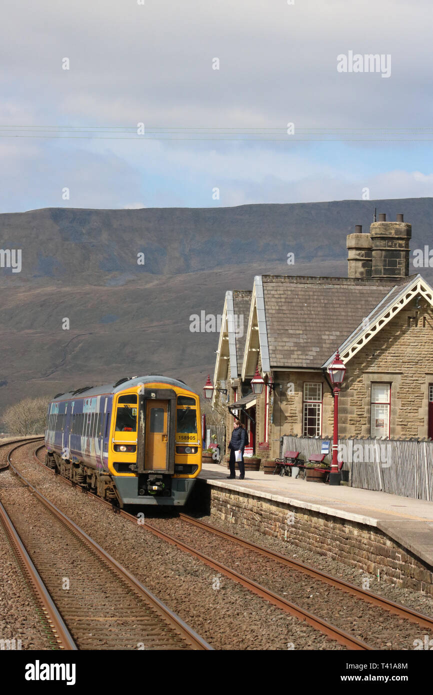 Class 158 dmu sprinter express train de passagers dans le Nord de livery à Ribblehead station sur la ligne de chemin de fer s'installer à Carlisle le 12 avril 2019. Banque D'Images