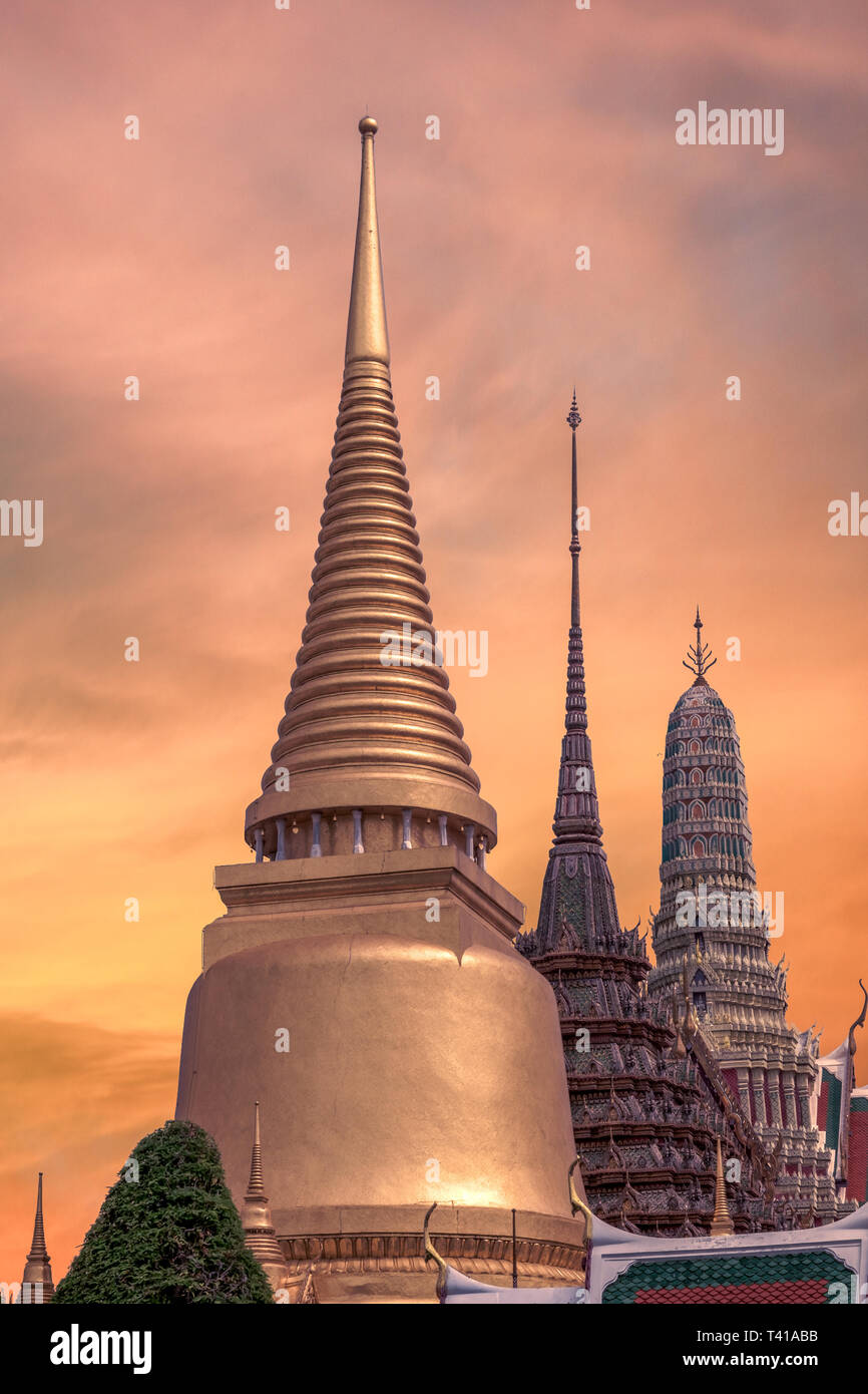 Trois tours du grand palais et Wat Phra keaw à Bangkok au coucher du soleil Banque D'Images