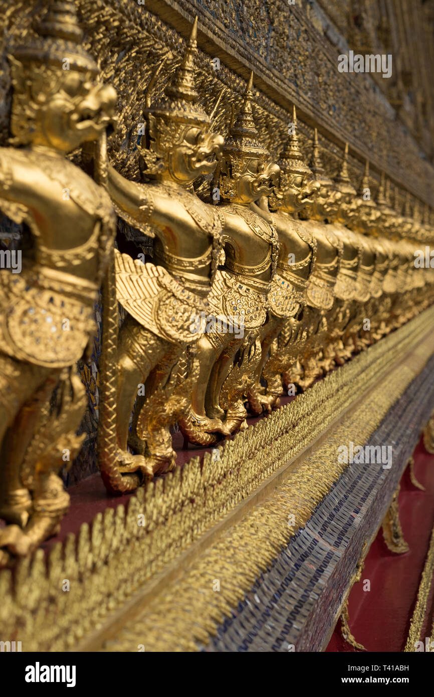 Décorations extérieures de l'ubosot, le bâtiment principal de Wat Phra Kaew en Thaïlande. Profondeur de champ. Banque D'Images