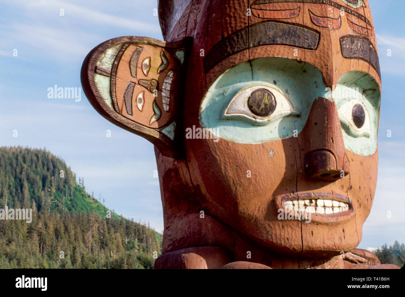 Alaska Alaskan Wrangell Tlingit Indiens autochtones des États-Unis, Chief Shake's Island Sun Totem, pole Mt. Baldy, Banque D'Images
