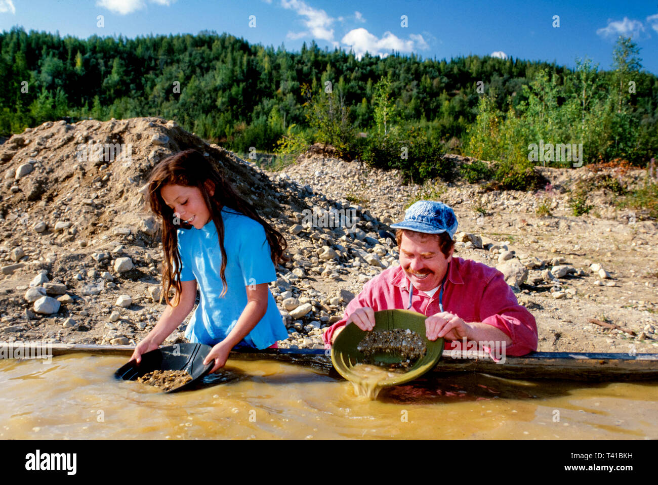 Alaska Alaska Alaskan Fairbanks Old Steese Highway, famille familles parents parents enfants, père fille fille panoramique or Goldstream Creek Dredg Banque D'Images