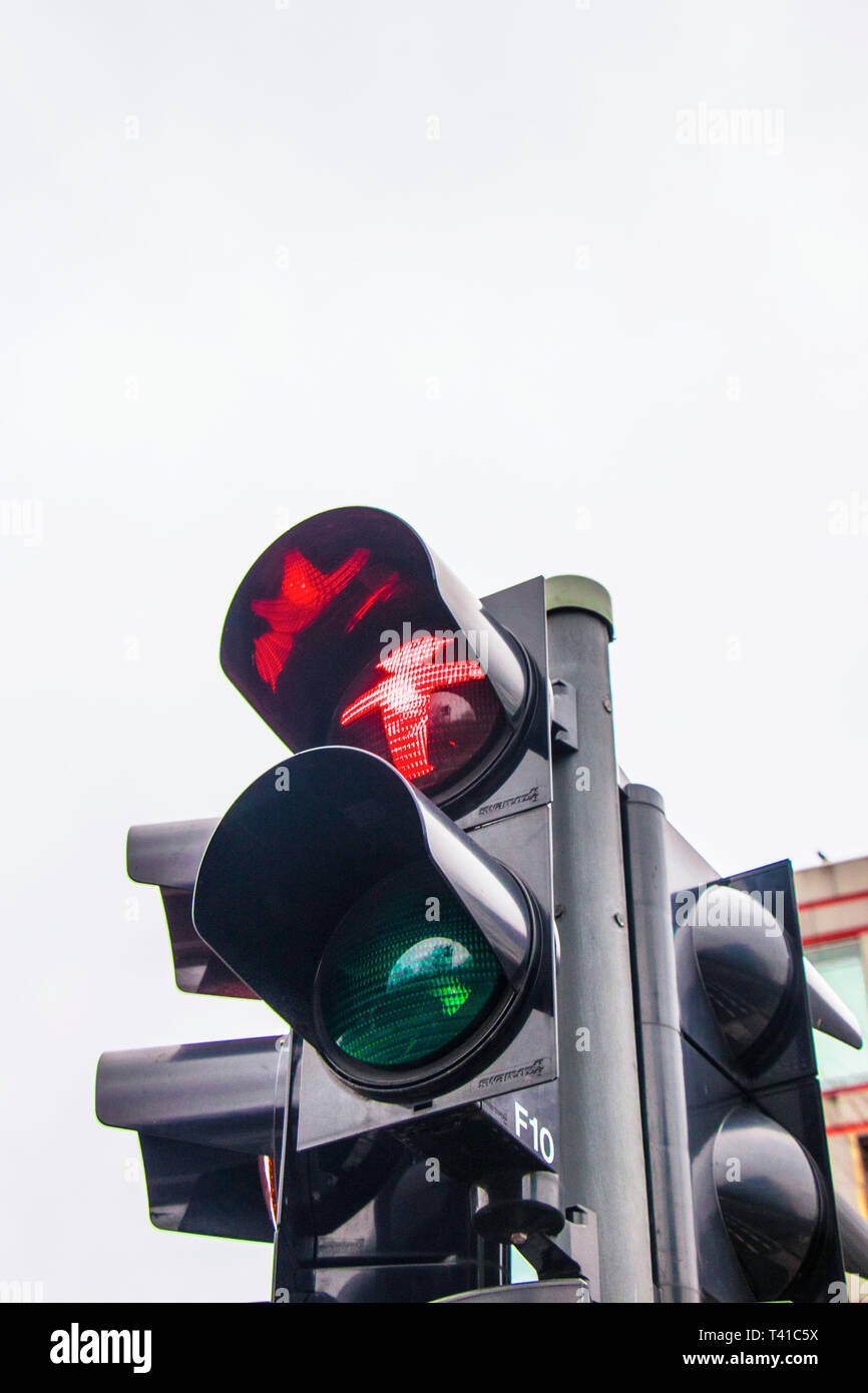 Célèbre Ampelmännchen passage piétons symboles sur feu de circulation à Berlin Allemagne Banque D'Images