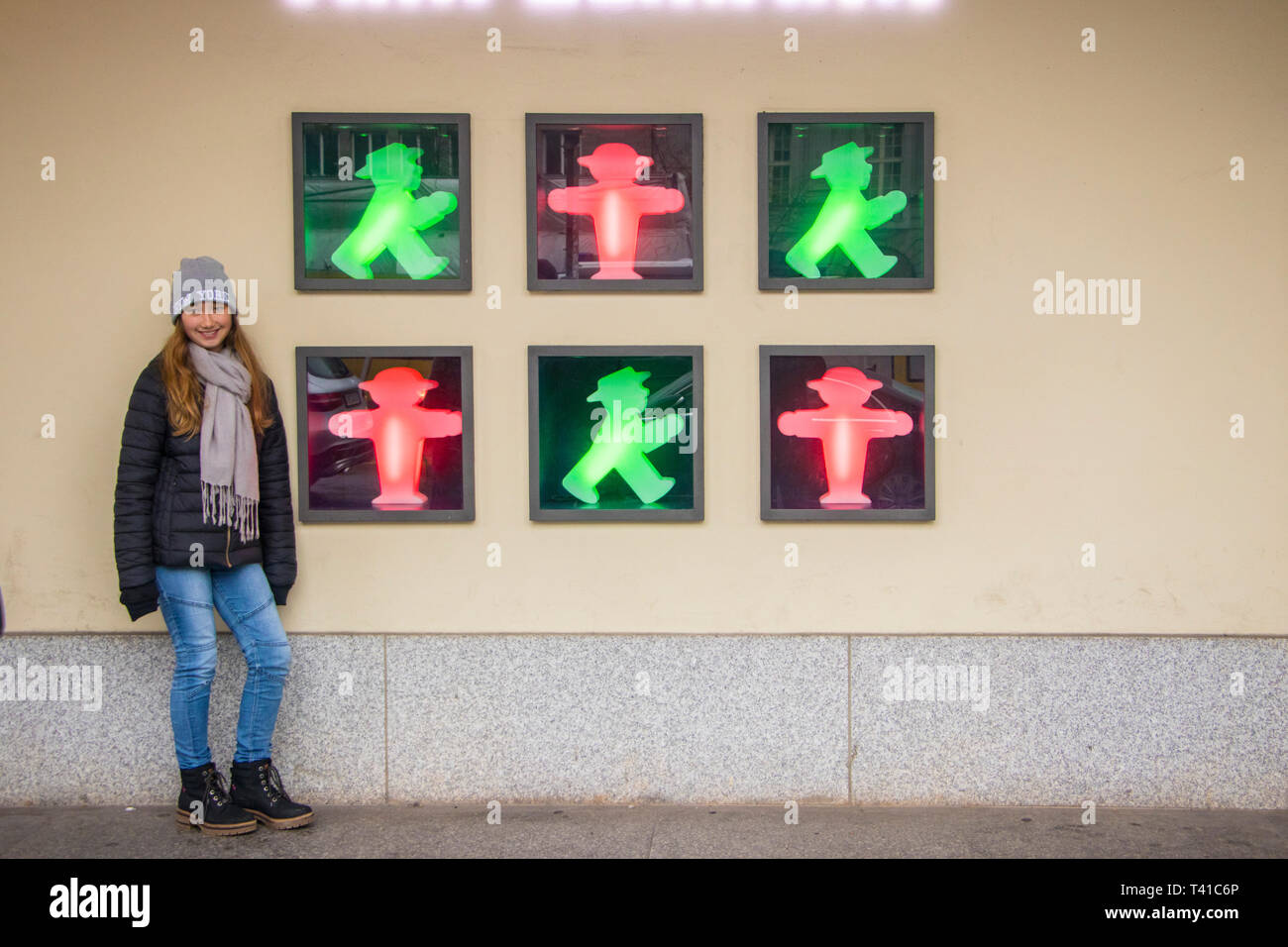 Jeune fille pose par de célèbres symboles Ampelmännchen passage piétons Banque D'Images