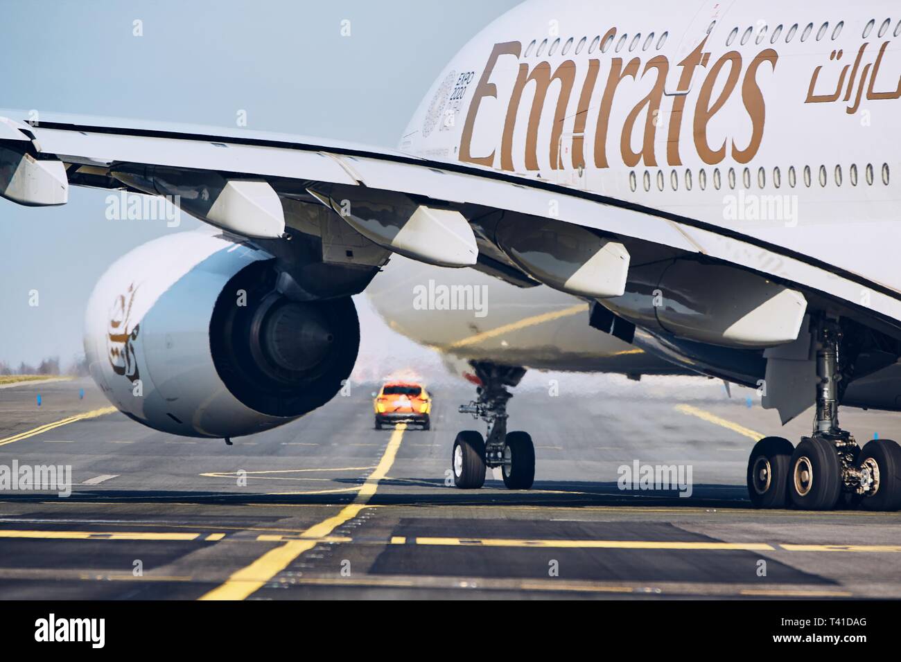 Prague, République tchèque - Le 29 mars 2019 : Emirates Airbus A380 avions suivi la piste de voiture placier pour décoller de l'aéroport de Prague Vaclav Havel o Banque D'Images