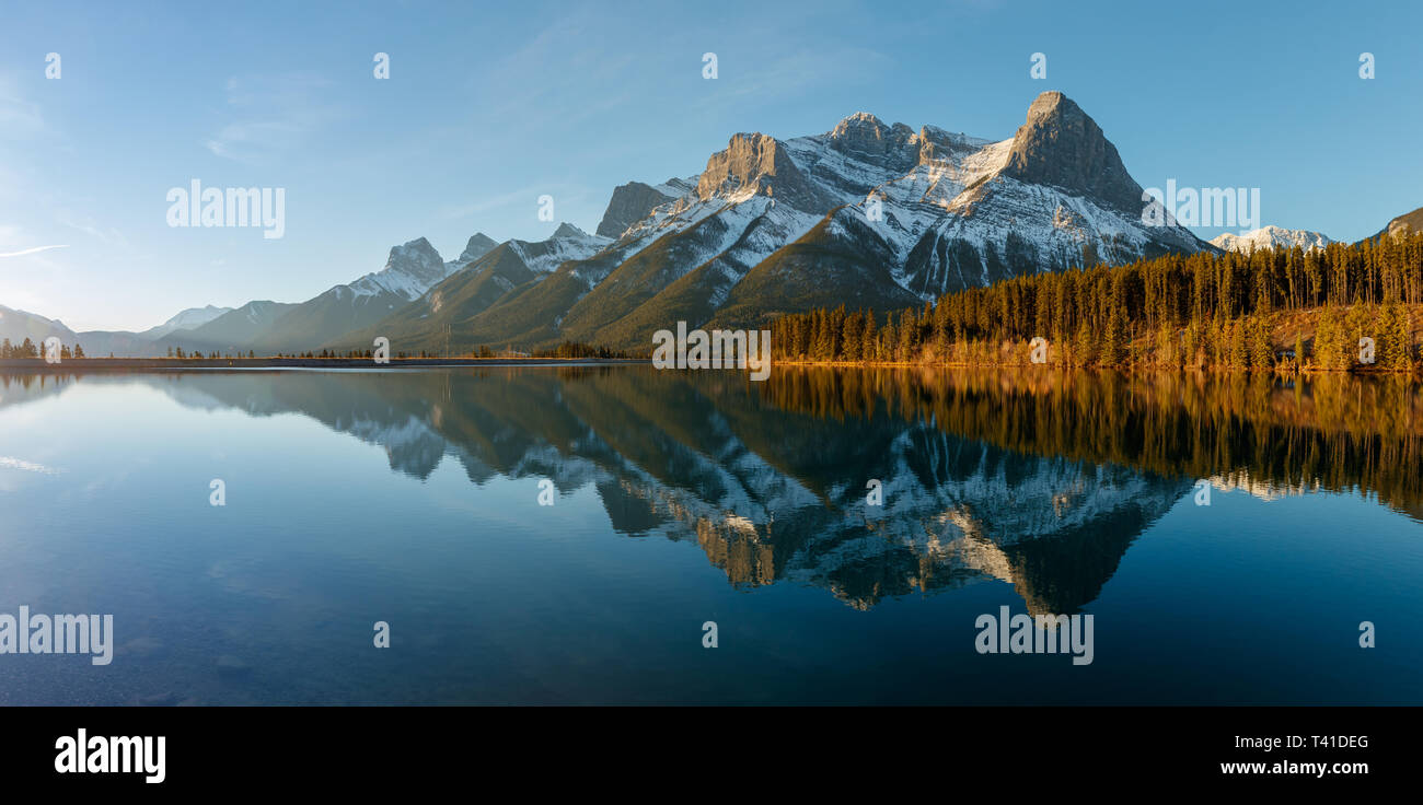 Rundle Forebay et les Ha Ling pic de montagne dans la région de Kananaskis, Alberta, Canada Banque D'Images