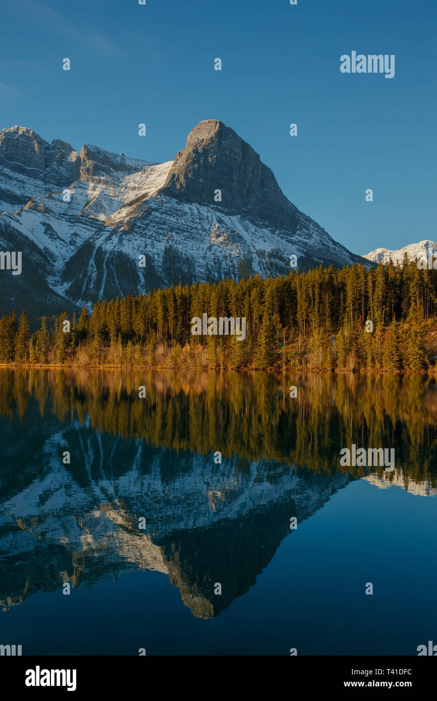 Rundle Forebay et les Ha Ling pic de montagne dans la région de Kananaskis, Alberta, Canada Banque D'Images