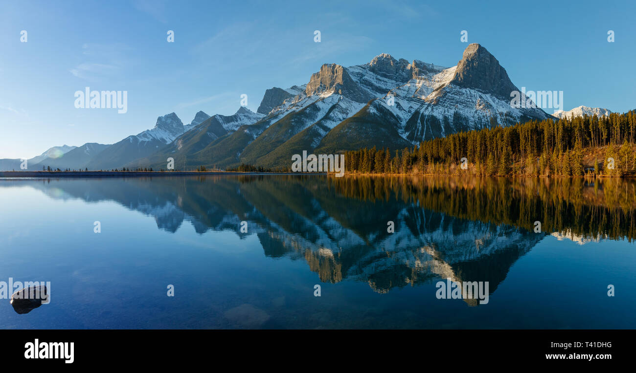 Rundle Forebay et les Ha Ling pic de montagne dans la région de Kananaskis, Alberta, Canada Banque D'Images