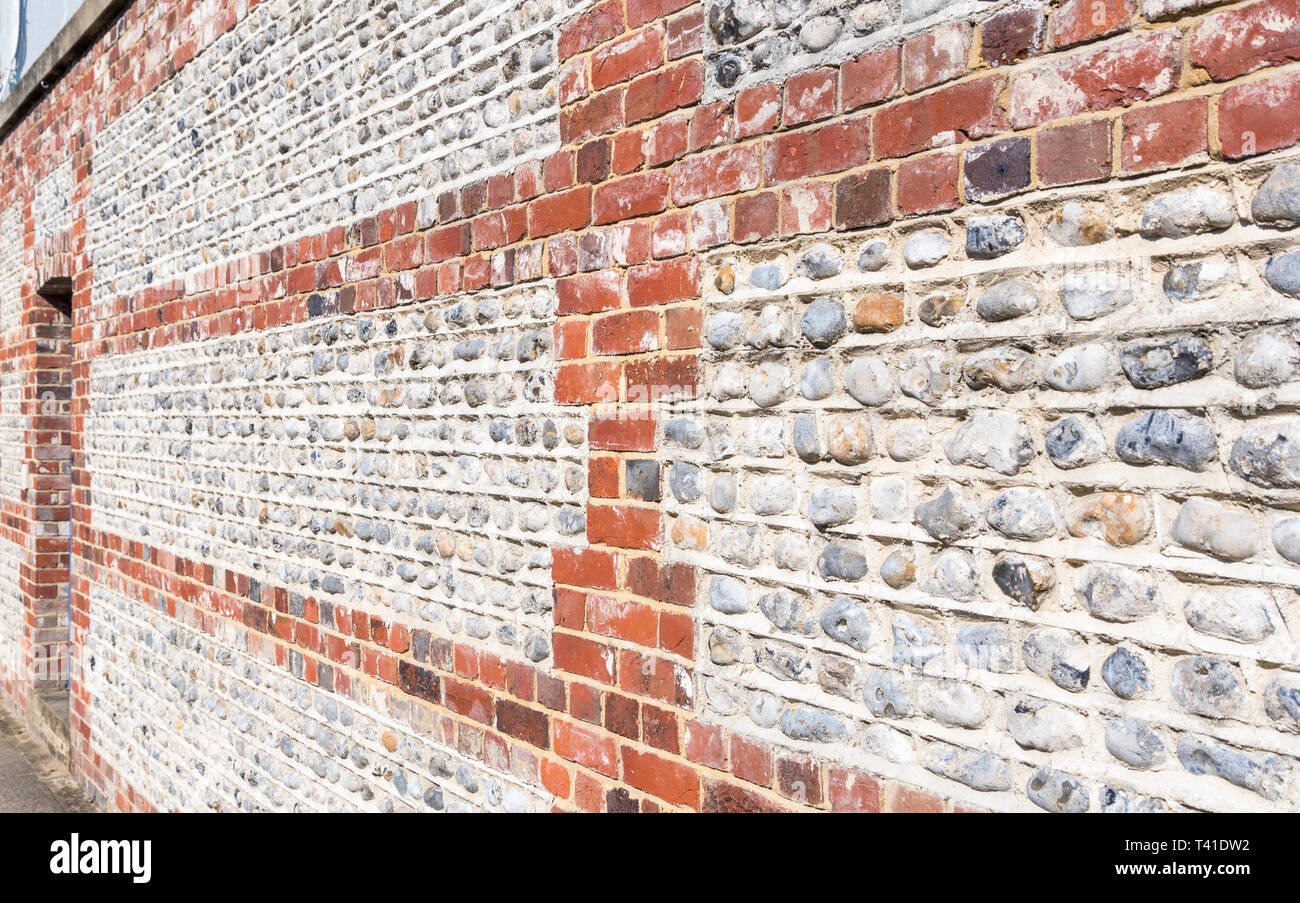 Vieux mur de briques et silex au Royaume-Uni. Banque D'Images
