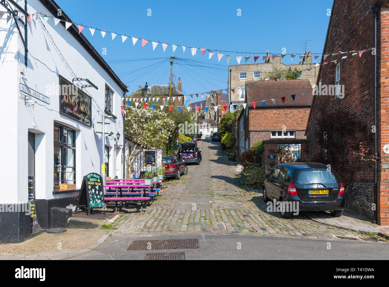 Voitures garées sur Kings Arms Hill, une route pavée à Arundel, West Sussex, Angleterre, Royaume-Uni. Banque D'Images