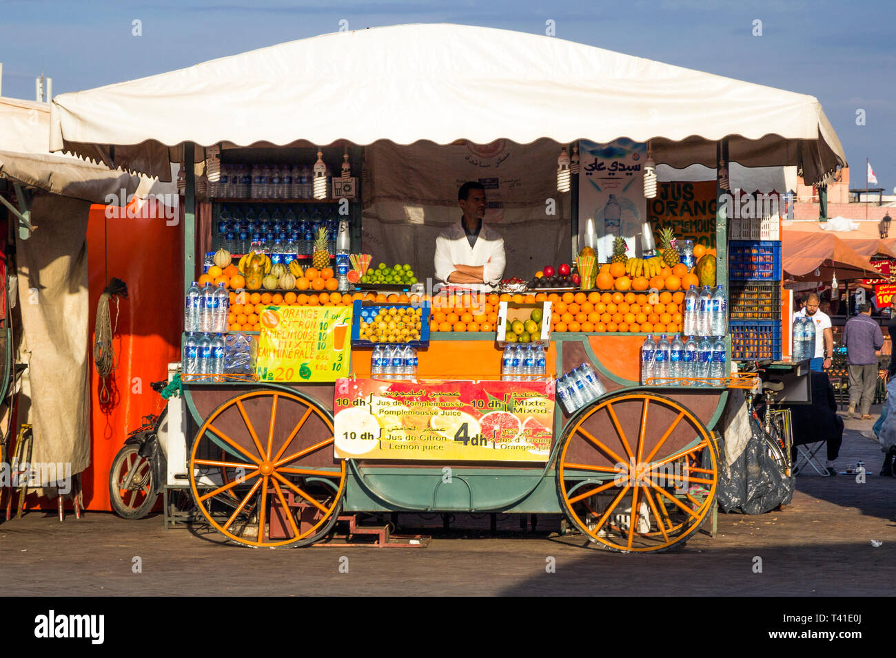 Marrakech, Maroc - 29 Apr 2016 : stand d'aliments frais sur la place DJemaa-el-Fna de Marrakech. Banque D'Images