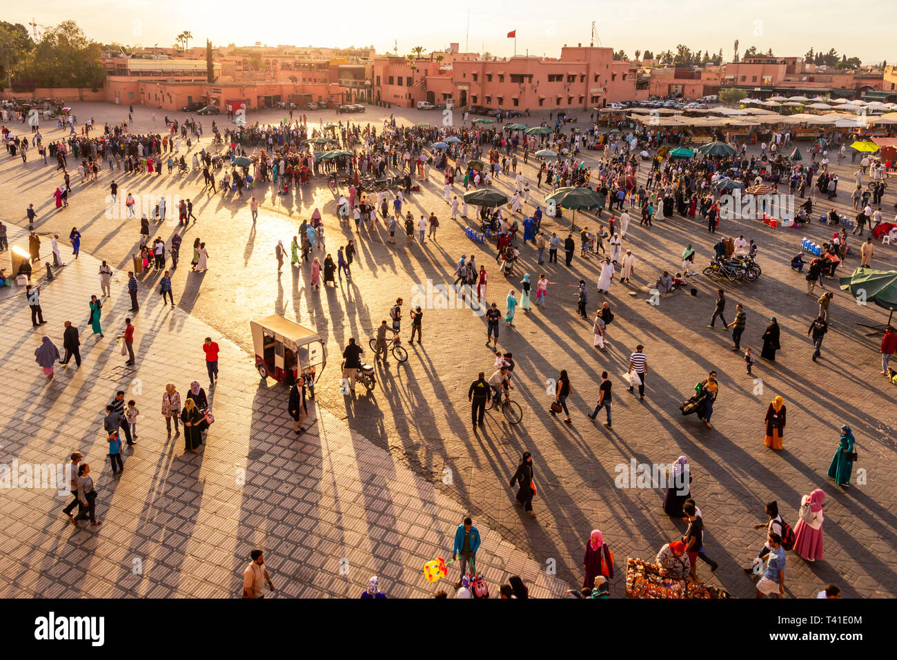 Marrakech, Maroc - 29 Apr 2016 : les touristes et les habitants sur la place Djemaa-el-Fna à Marrakech pendant le coucher du soleil. Banque D'Images