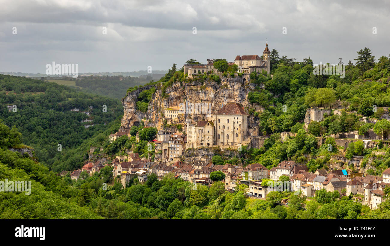 Rocamadour, un village dans le sud-ouest de la France. Le sanctuaire ici a attiré des pèlerins provenant de nombreux pays depuis des siècles. Banque D'Images Rocamadour, un village dans le sud-ouest de la France. Le sanctuaire ici a attiré des pèlerins provenant de nombreux pays depuis des siècles. Banque D'Images