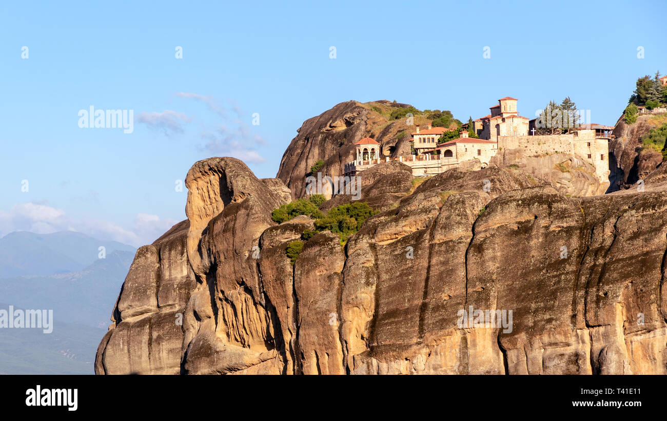 Vue panoramique d'un monastère dans le paysage rock Meteora, Grèce Banque D'Images